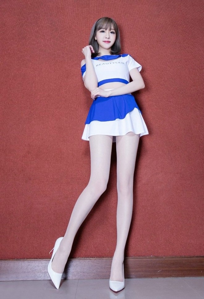 肉色丝袜长腿美女嫩白细腿美脚裸足制服诱惑写真