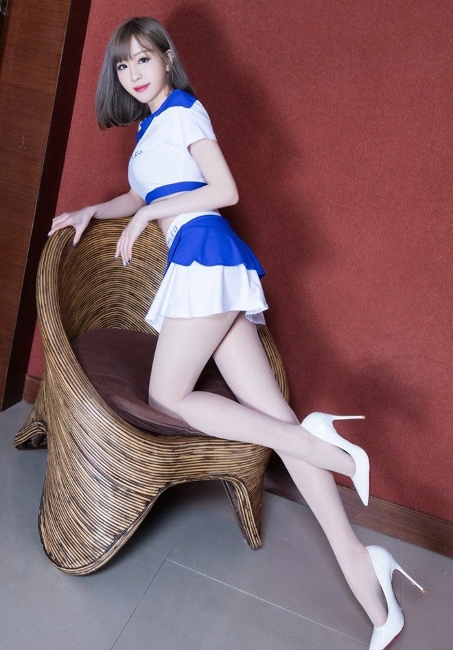 肉色丝袜长腿美女嫩白细腿美脚裸足制服诱惑写真