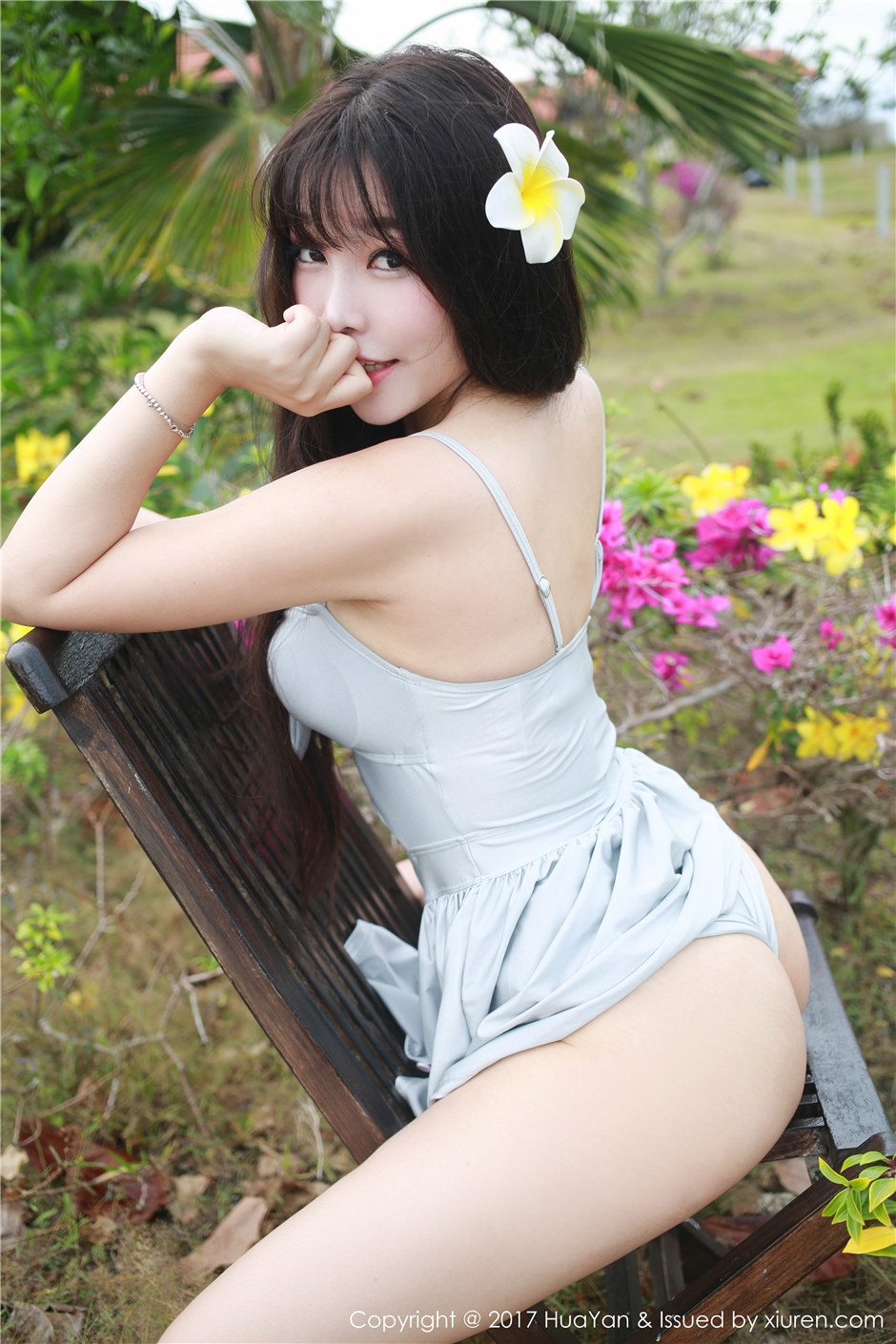 甜美大胸妹子水嫩人体大胆娇羞捂奶户外写真图片