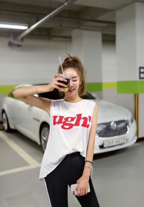 俏皮性感浪妹高马尾休闲时尚活力停车场美女诱惑写真