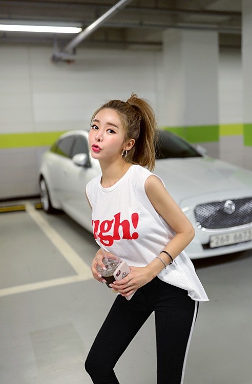 俏皮性感浪妹高马尾休闲时尚活力停车场美女诱惑写真