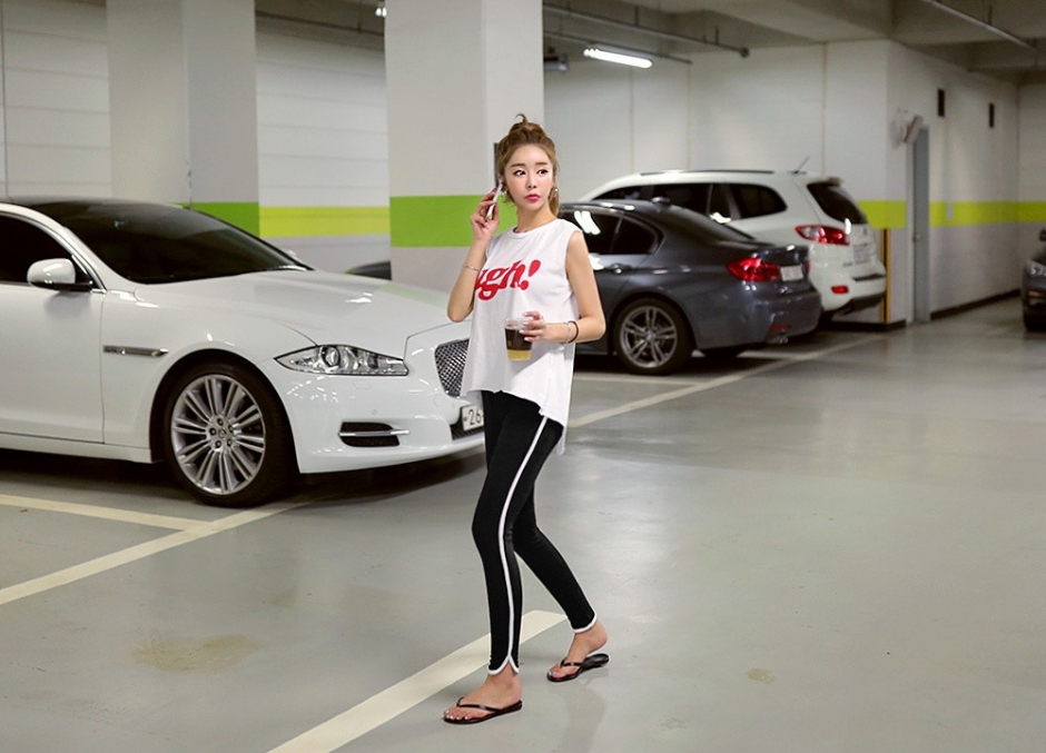 俏皮性感浪妹高马尾休闲时尚活力停车场美女诱惑写真