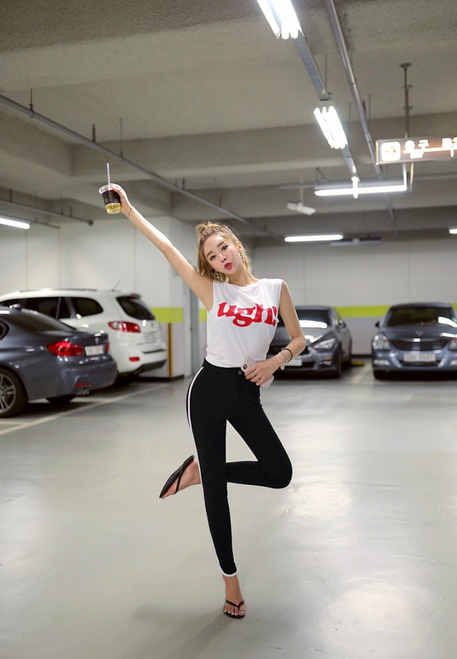 俏皮性感浪妹高马尾休闲时尚活力停车场美女诱惑写真