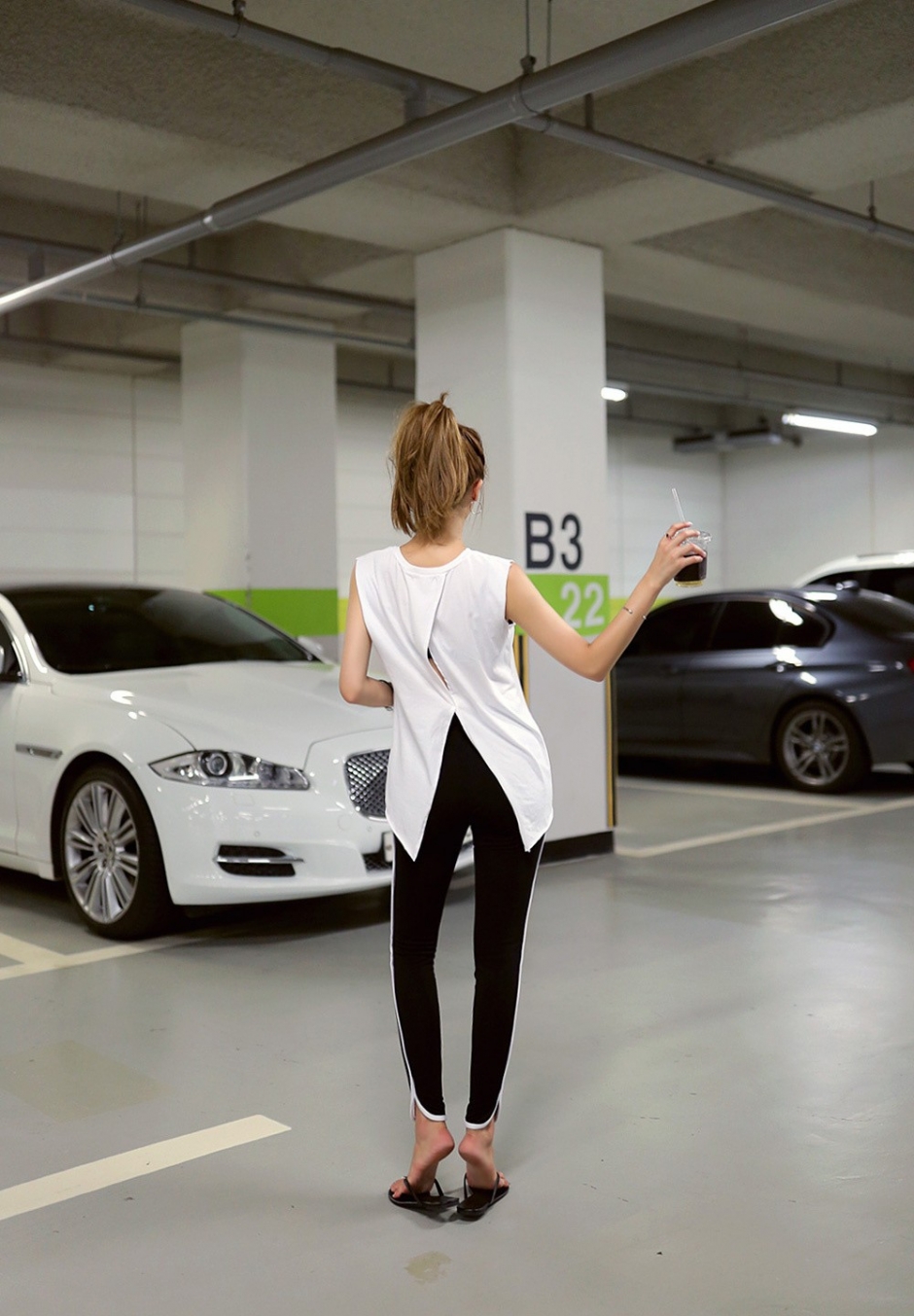 俏皮性感浪妹高马尾休闲时尚活力停车场美女诱惑写真