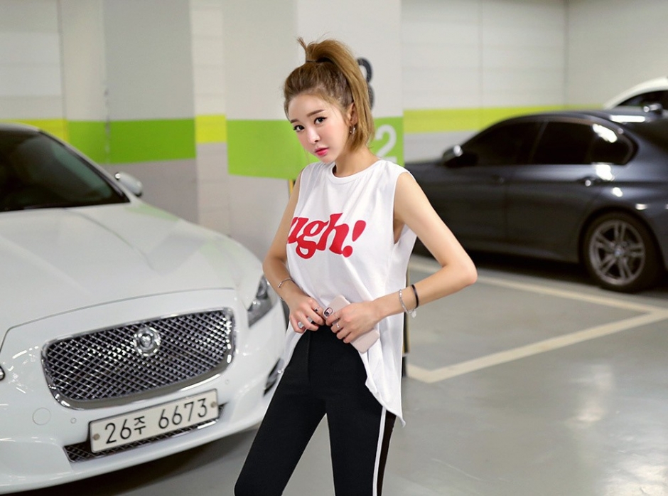 俏皮性感浪妹高马尾休闲时尚活力停车场美女诱惑写真