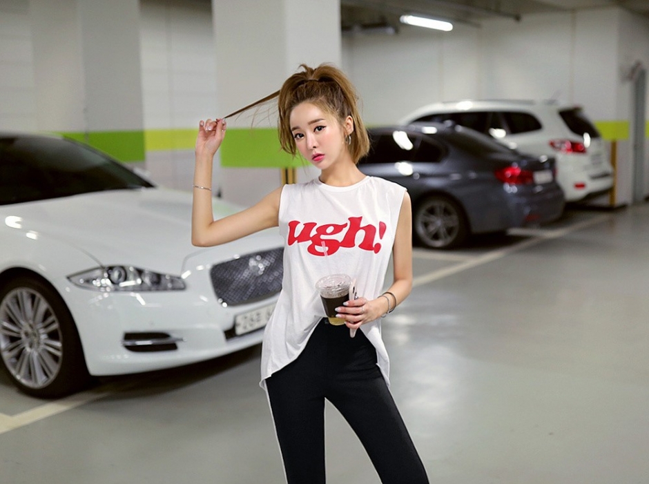 俏皮性感浪妹高马尾休闲时尚活力停车场美女诱惑写真