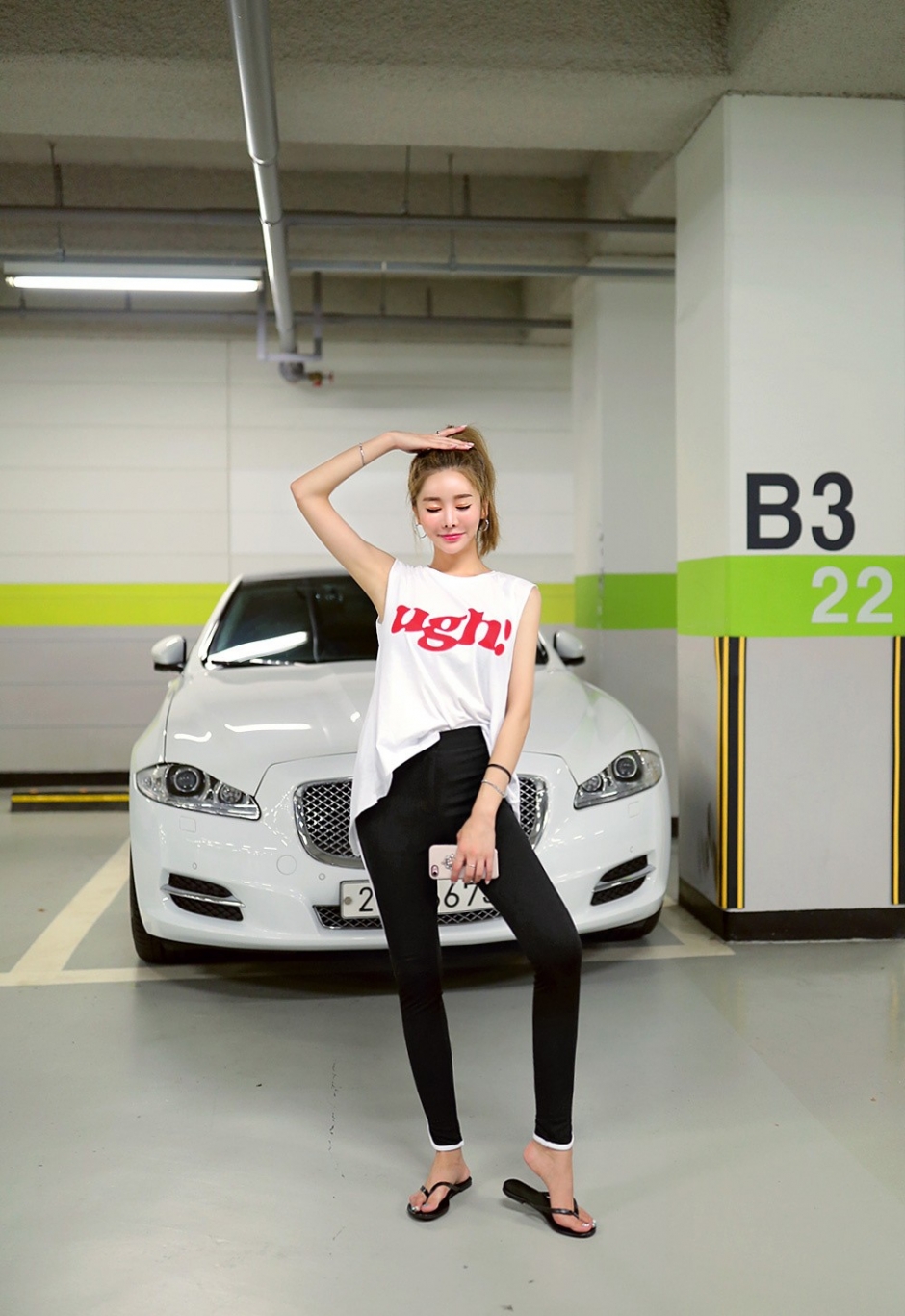 俏皮性感浪妹高马尾休闲时尚活力停车场美女诱惑写真