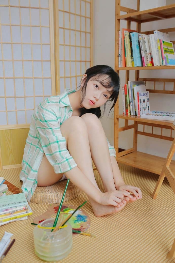 嘟嘟嘴卖萌可爱清纯美女白皙养眼甜美写真