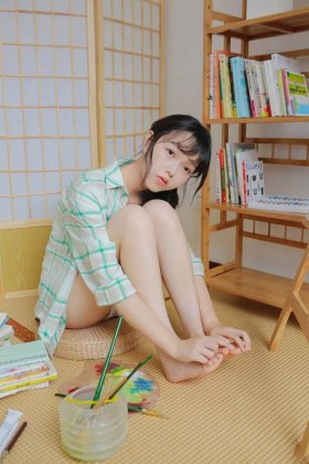 嘟嘟嘴卖萌可爱清纯美女白皙养眼甜美写真