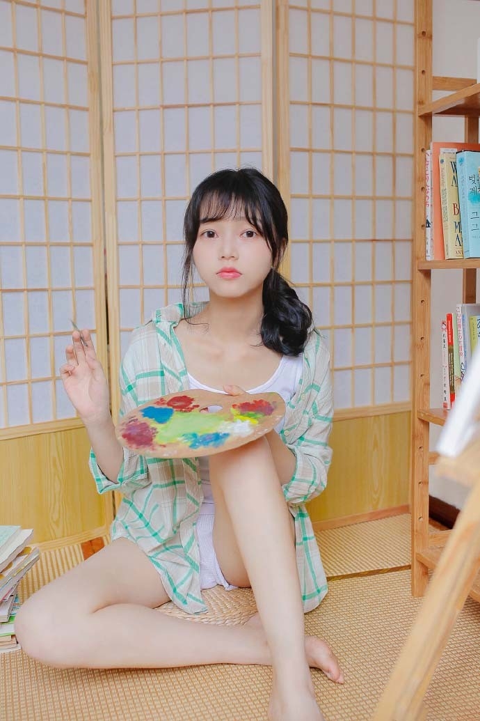 嘟嘟嘴卖萌可爱清纯美女白皙养眼甜美写真