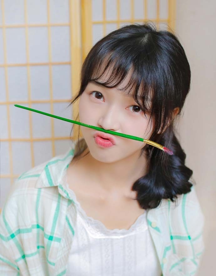 嘟嘟嘴卖萌可爱清纯美女白皙养眼甜美写真