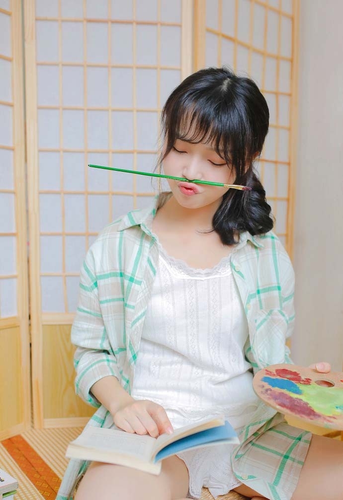 嘟嘟嘴卖萌可爱清纯美女白皙养眼甜美写真