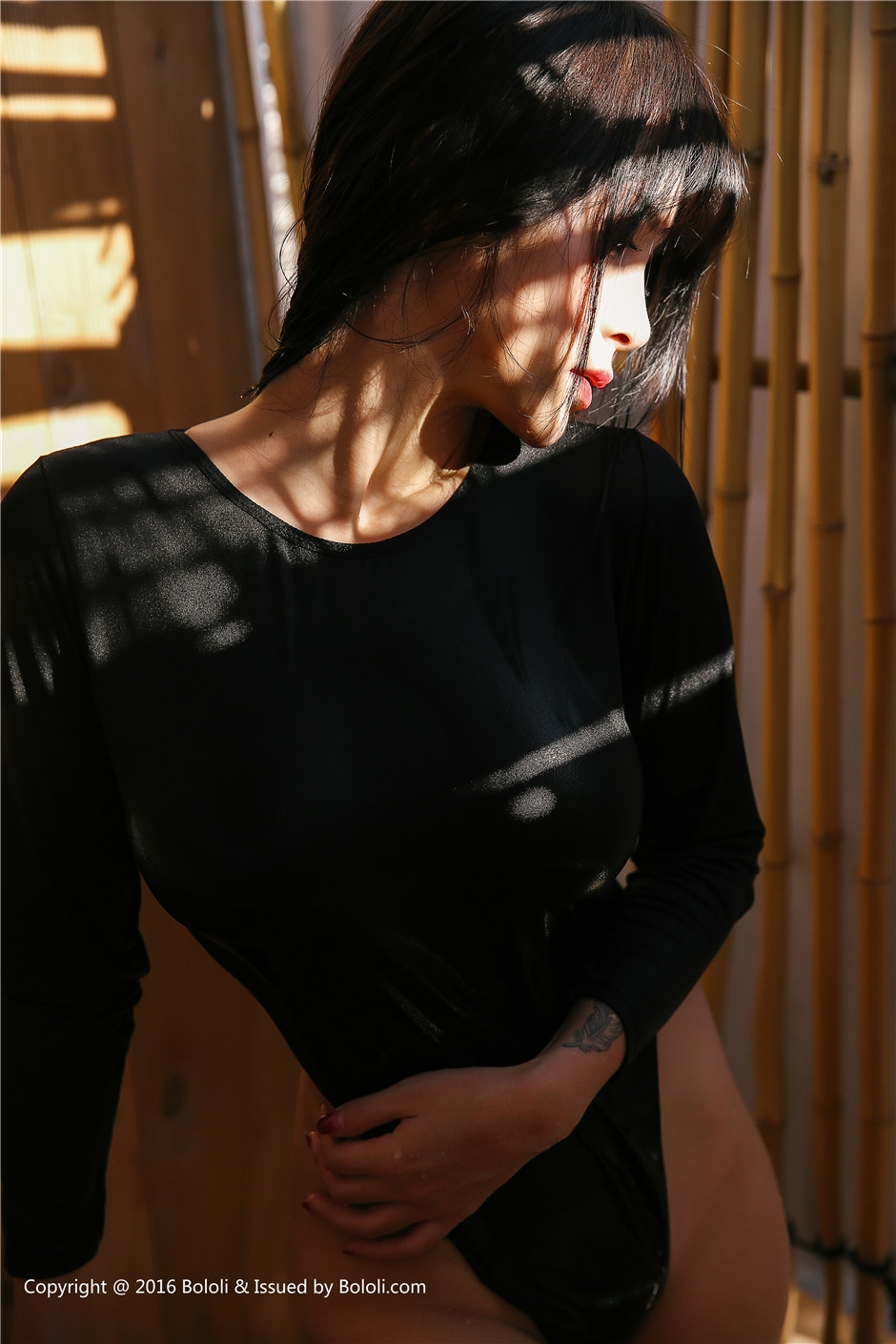 极品湿身翘臀大胸妹黑丝高叉连体衣销魂写真