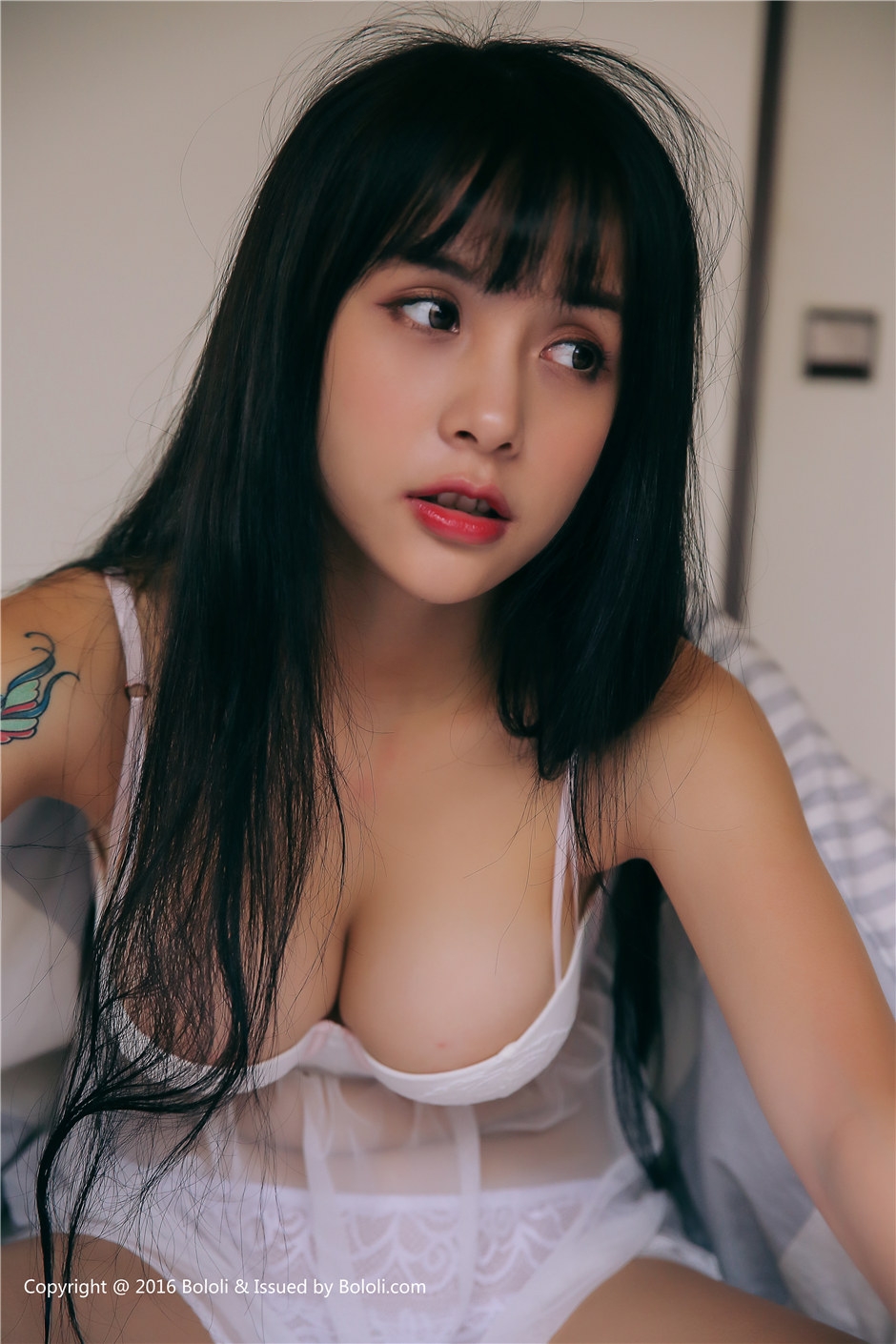 极品湿身翘臀大胸妹黑丝高叉连体衣销魂写真