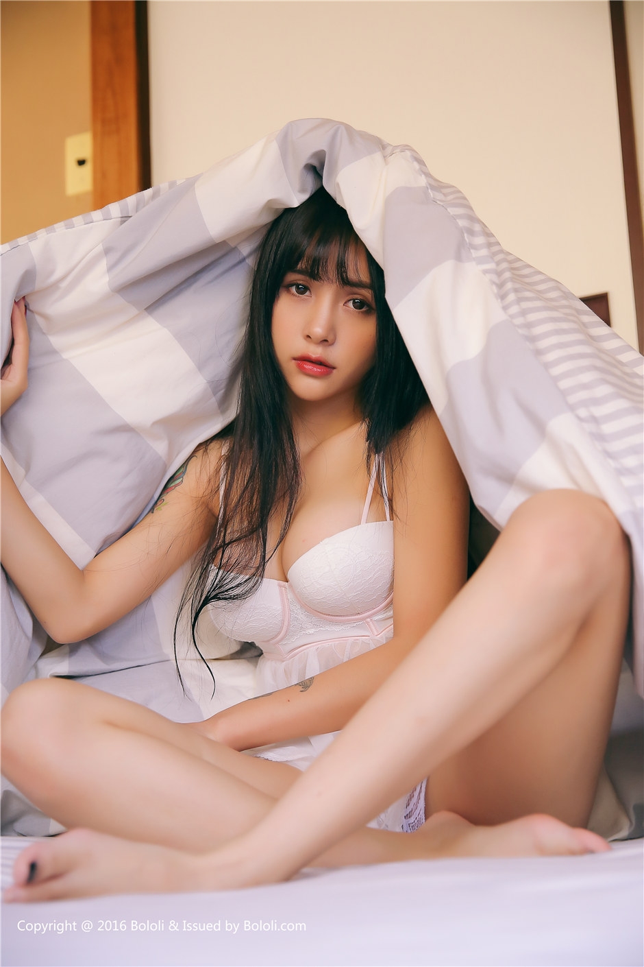 极品湿身翘臀大胸妹黑丝高叉连体衣销魂写真