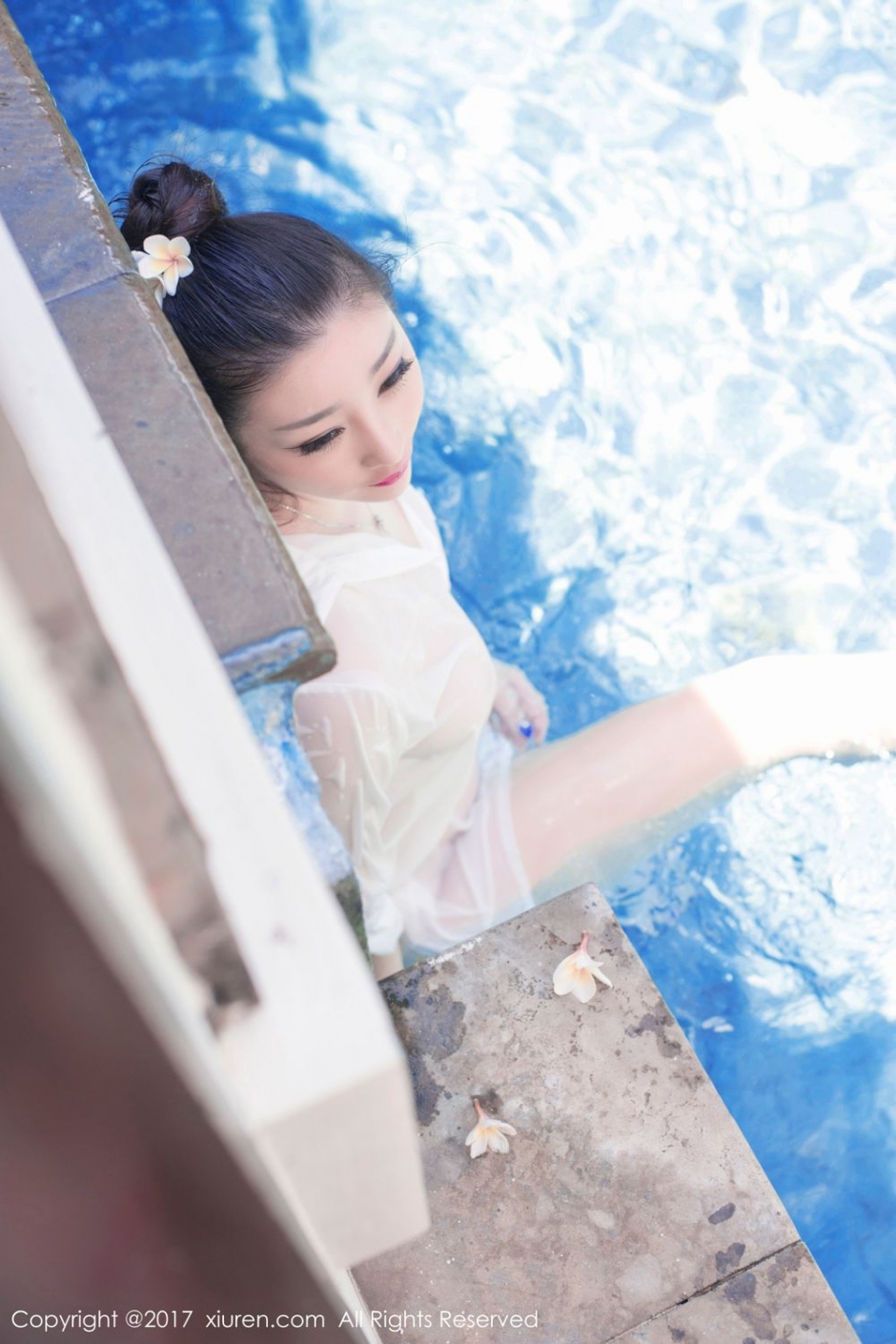 狐媚眼勾人美女妲己_Toxic巨乳湿身泳池大尺度图片