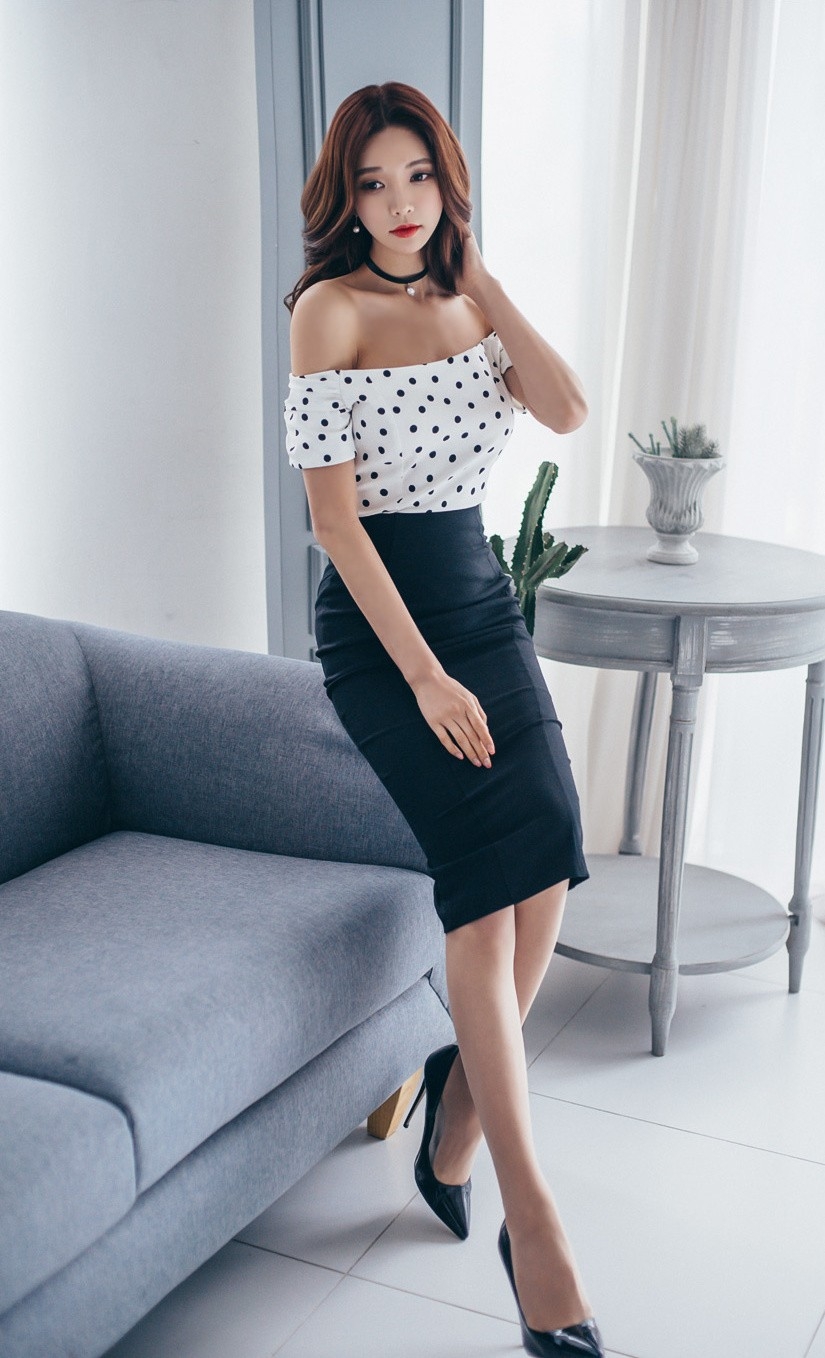 卷发气质女神露香肩美锁骨身材性感极致诱惑图片