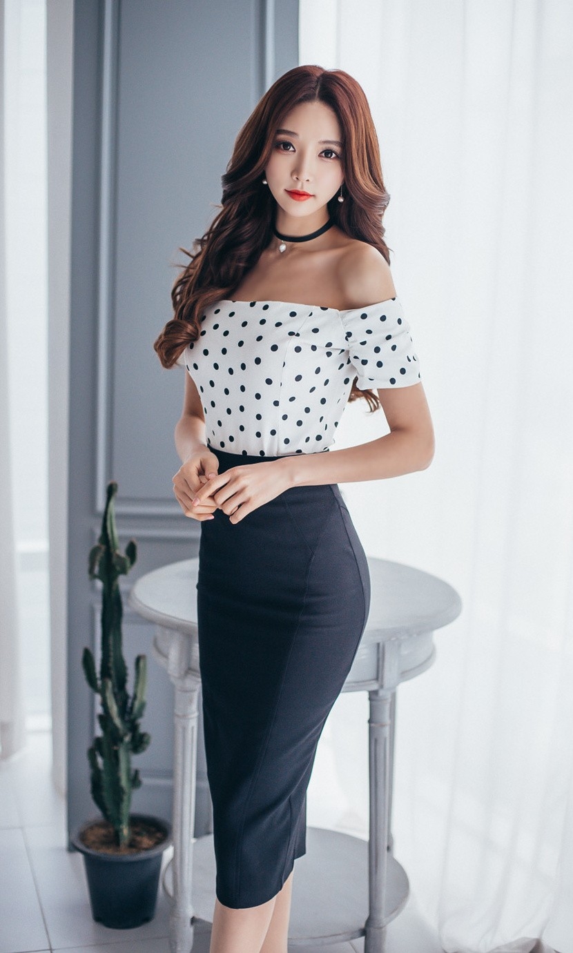 卷发气质女神露香肩美锁骨身材性感极致诱惑图片