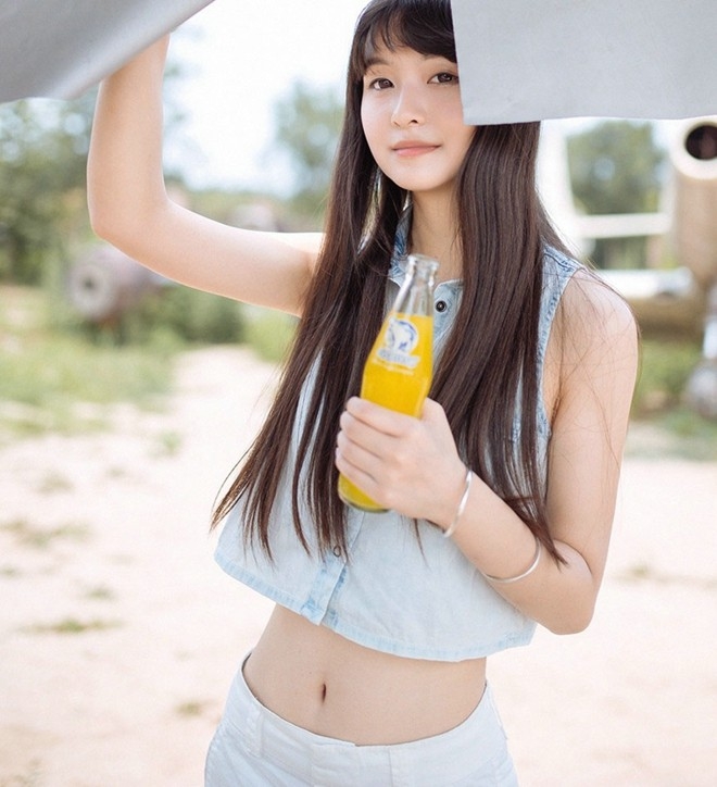 夏日露肚脐阳光汽水少女户外可爱青春写真