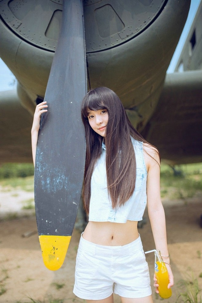 夏日露肚脐阳光汽水少女户外可爱青春写真