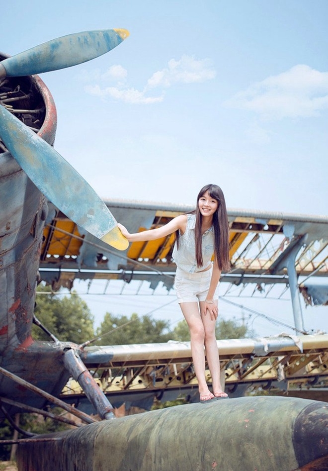 夏日露肚脐阳光汽水少女户外可爱青春写真