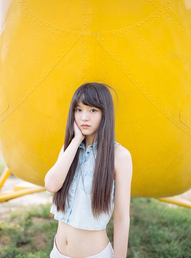 夏日露肚脐阳光汽水少女户外可爱青春写真