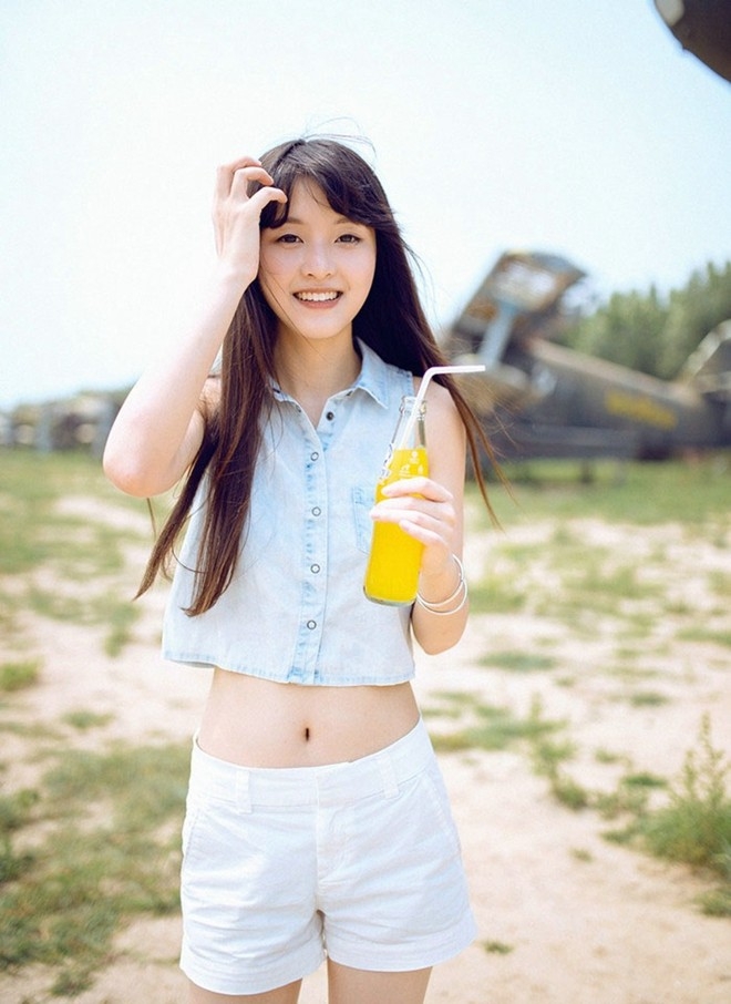 夏日露肚脐阳光汽水少女户外可爱青春写真