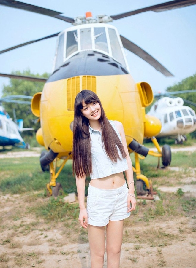 夏日露肚脐阳光汽水少女户外可爱青春写真