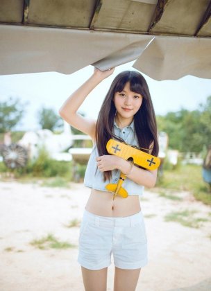 夏日露肚脐阳光汽水少女户外可爱青春写真