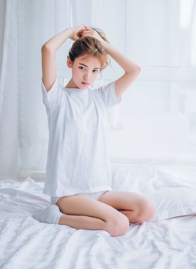 绑马尾白衣服高颜值美眉床上慵懒居家私房写真