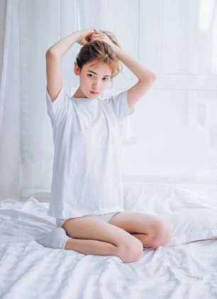 绑马尾白衣服高颜值美眉床上慵懒居家私房写真