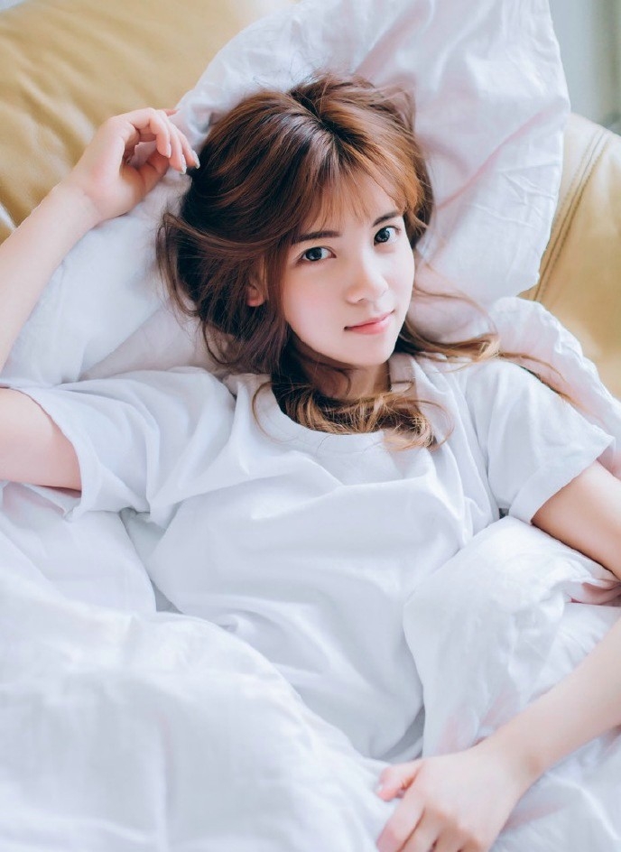 绑马尾白衣服高颜值美眉床上慵懒居家私房写真