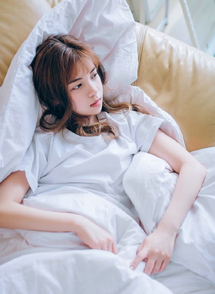 绑马尾白衣服高颜值美眉床上慵懒居家私房写真