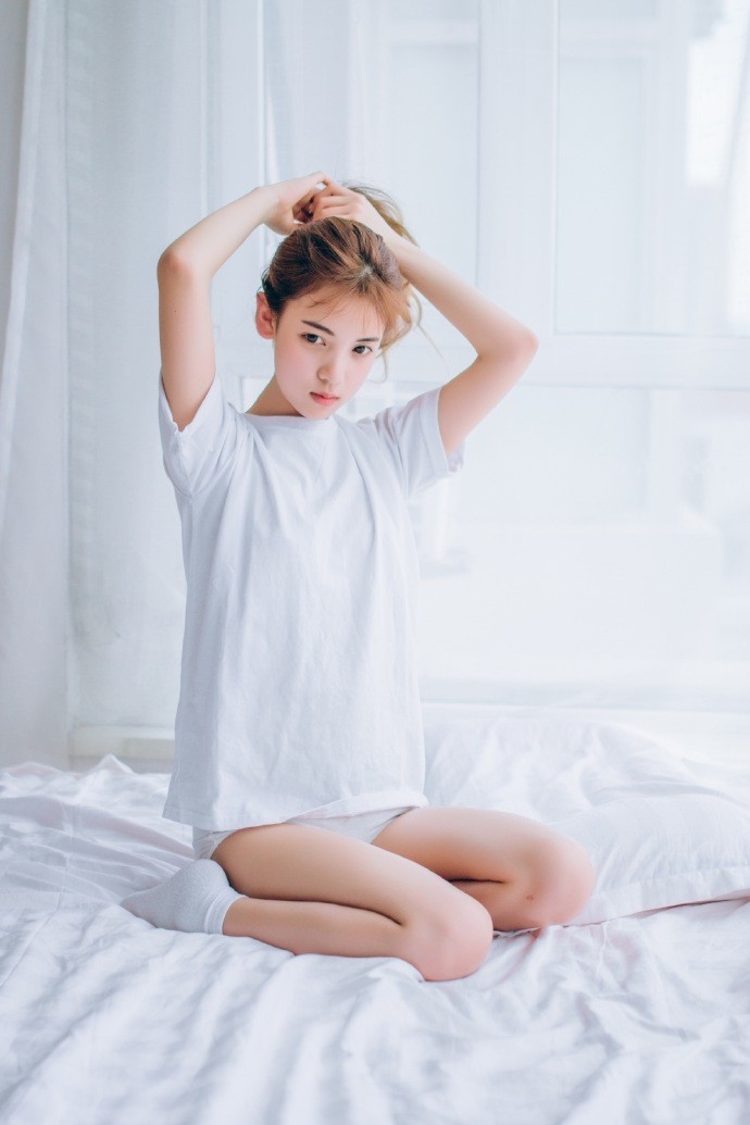 绑马尾白衣服高颜值美眉床上慵懒居家私房写真