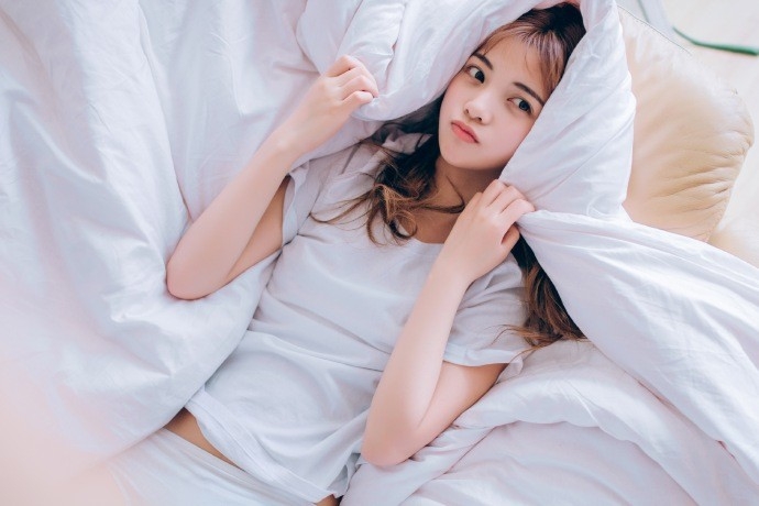 绑马尾白衣服高颜值美眉床上慵懒居家私房写真