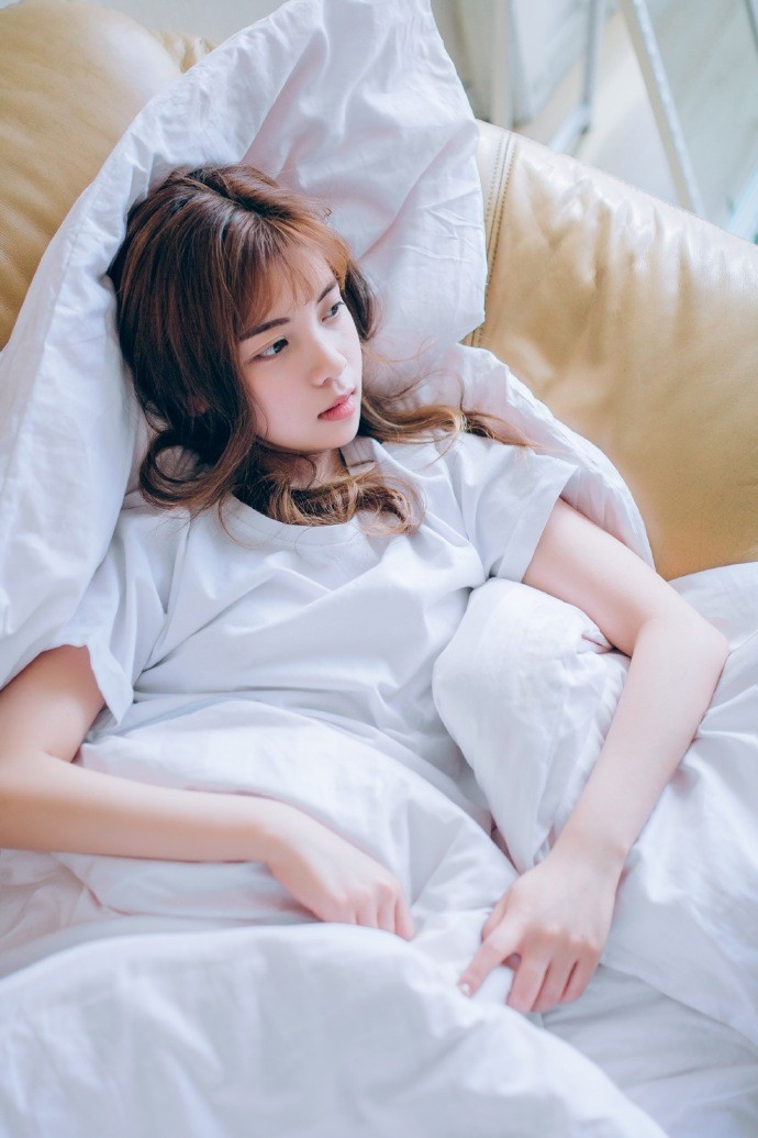 绑马尾白衣服高颜值美眉床上慵懒居家私房写真