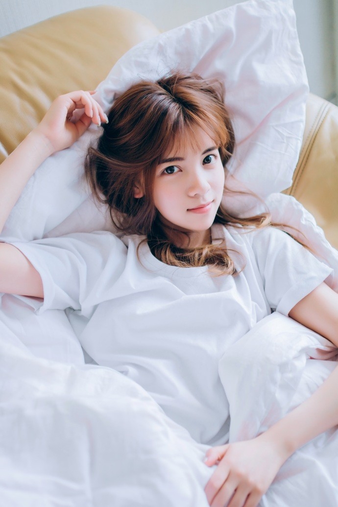 绑马尾白衣服高颜值美眉床上慵懒居家私房写真