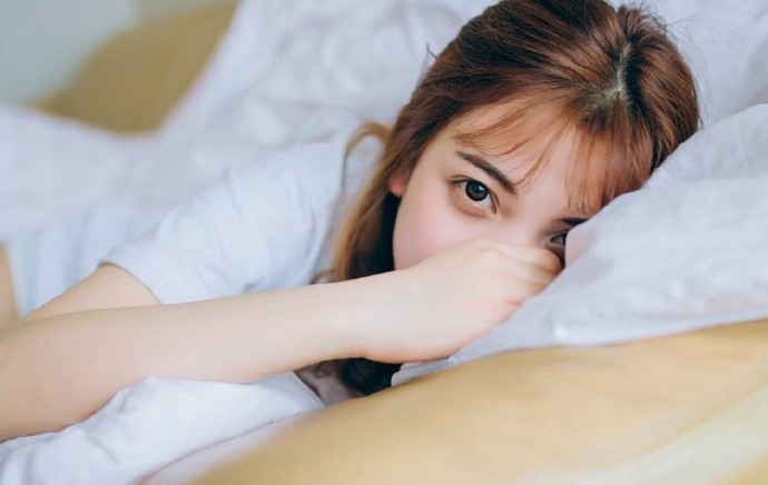 绑马尾白衣服高颜值美眉床上慵懒居家私房写真