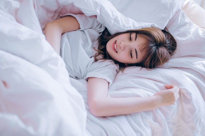 绑马尾白衣服高颜值美眉床上慵懒居家私房写真