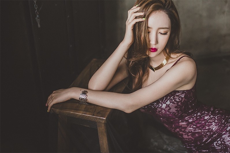 红色蕾丝爆乳美女性感诱惑魔鬼身材私房照