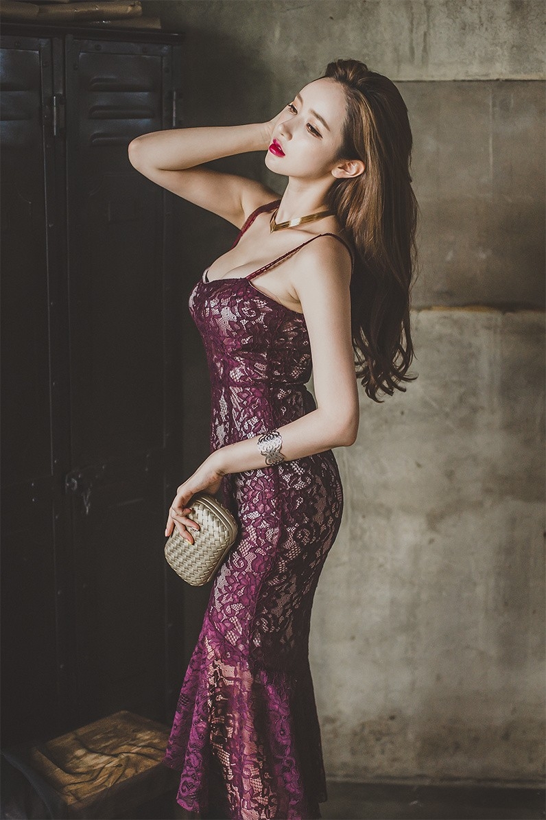 红色蕾丝爆乳美女性感诱惑魔鬼身材私房照