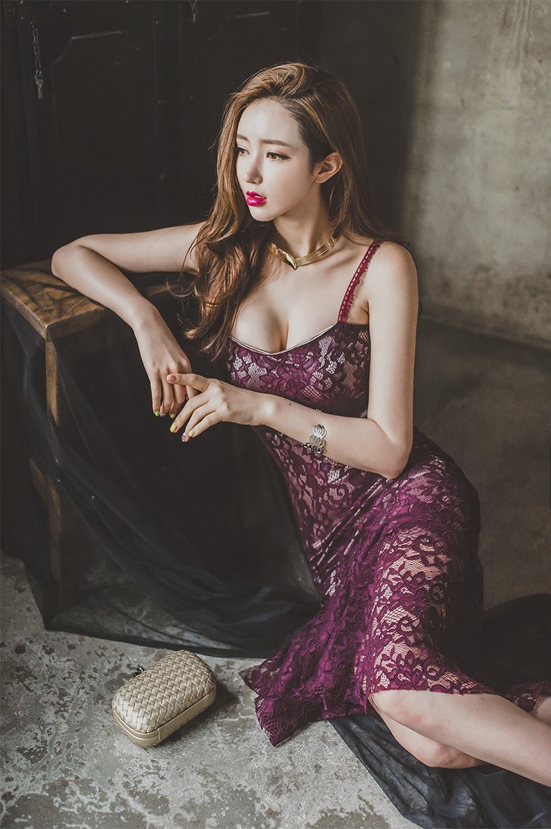 红色蕾丝爆乳美女性感诱惑魔鬼身材私房照