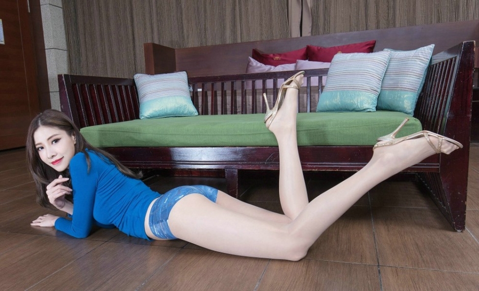 齐p紧身短裤翘臀火辣美女姿势妩媚大长腿艺术美女写真