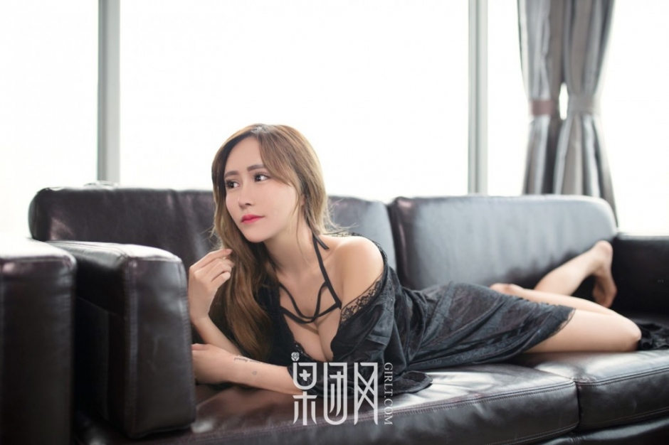 麻辣黑丝大胸妹何梦兮短裙翘臀大尺度居家写真