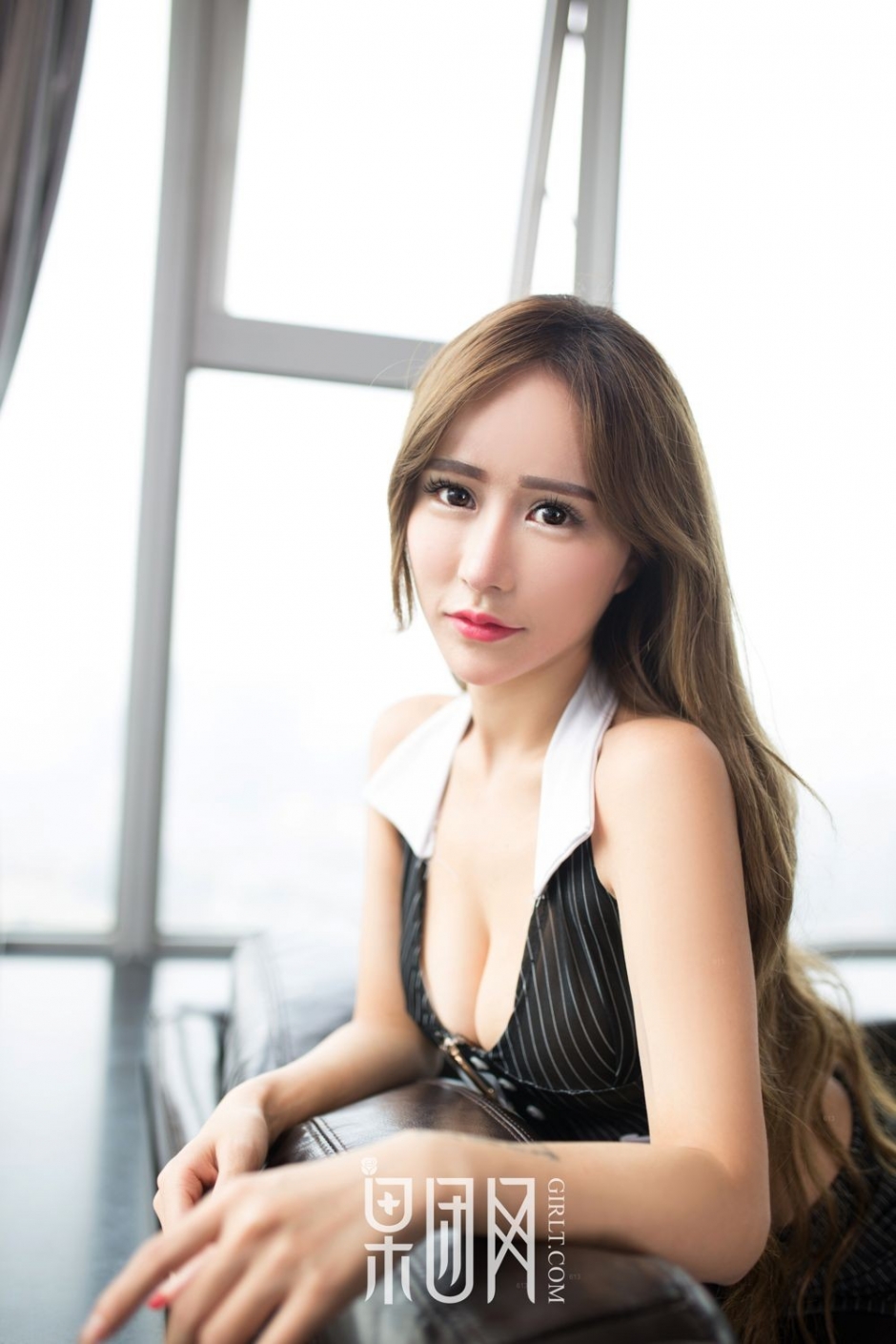 麻辣黑丝大胸妹何梦兮短裙翘臀大尺度居家写真