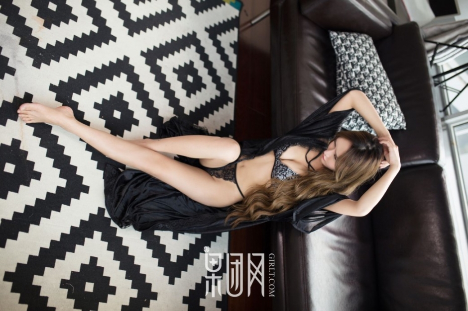 麻辣黑丝大胸妹何梦兮短裙翘臀大尺度居家写真