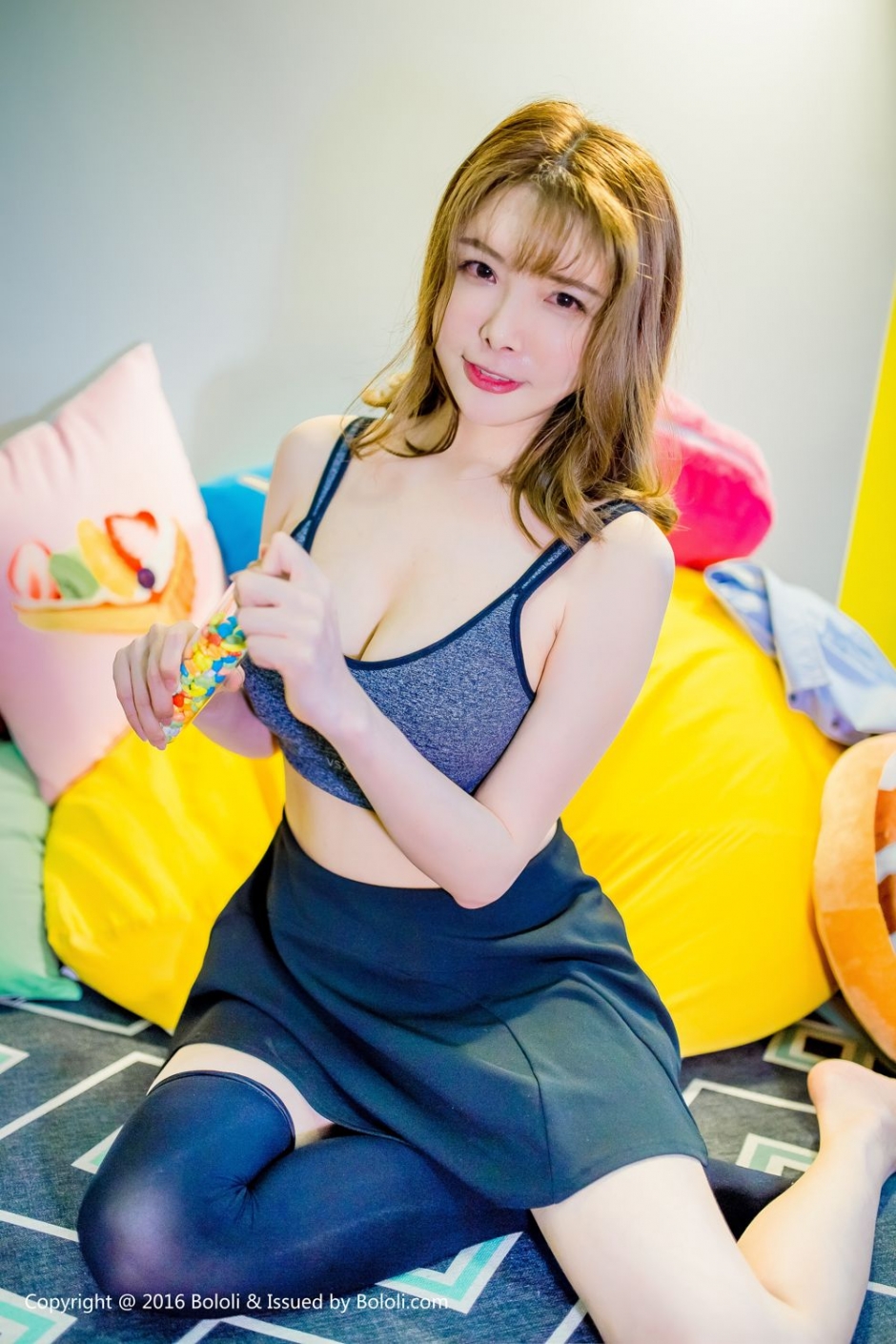 波萝社童颜巨乳少女夏小秋诱惑私房照