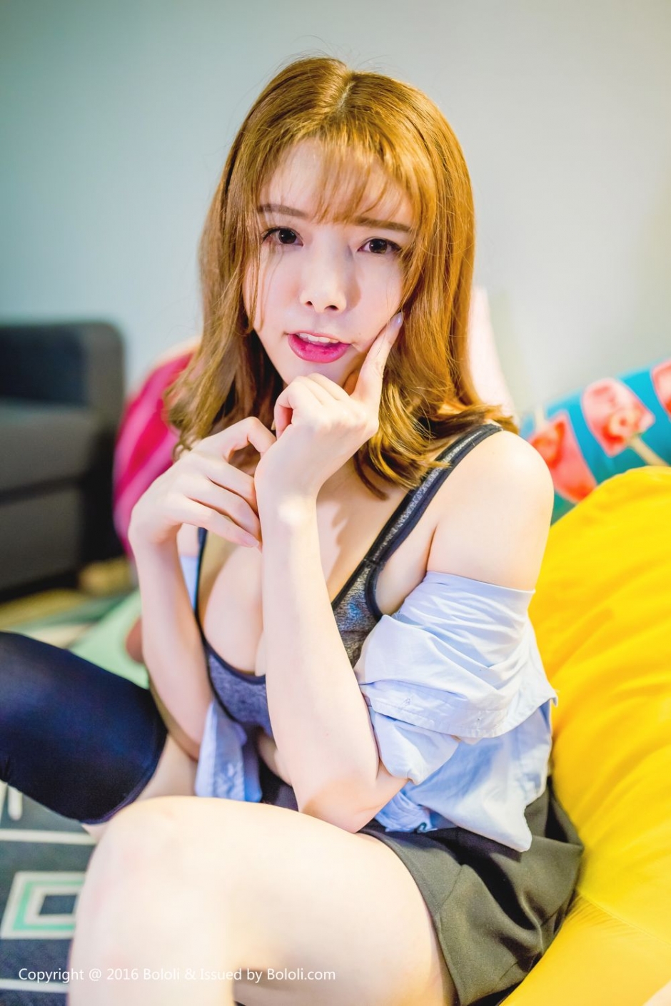 波萝社童颜巨乳少女夏小秋诱惑私房照