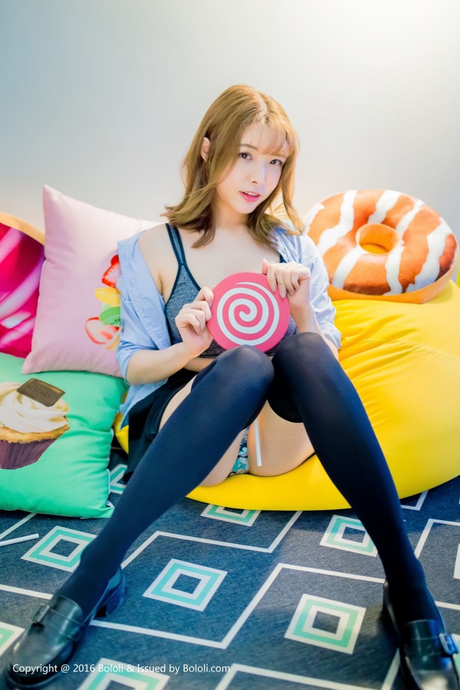 波萝社童颜巨乳少女夏小秋诱惑私房照