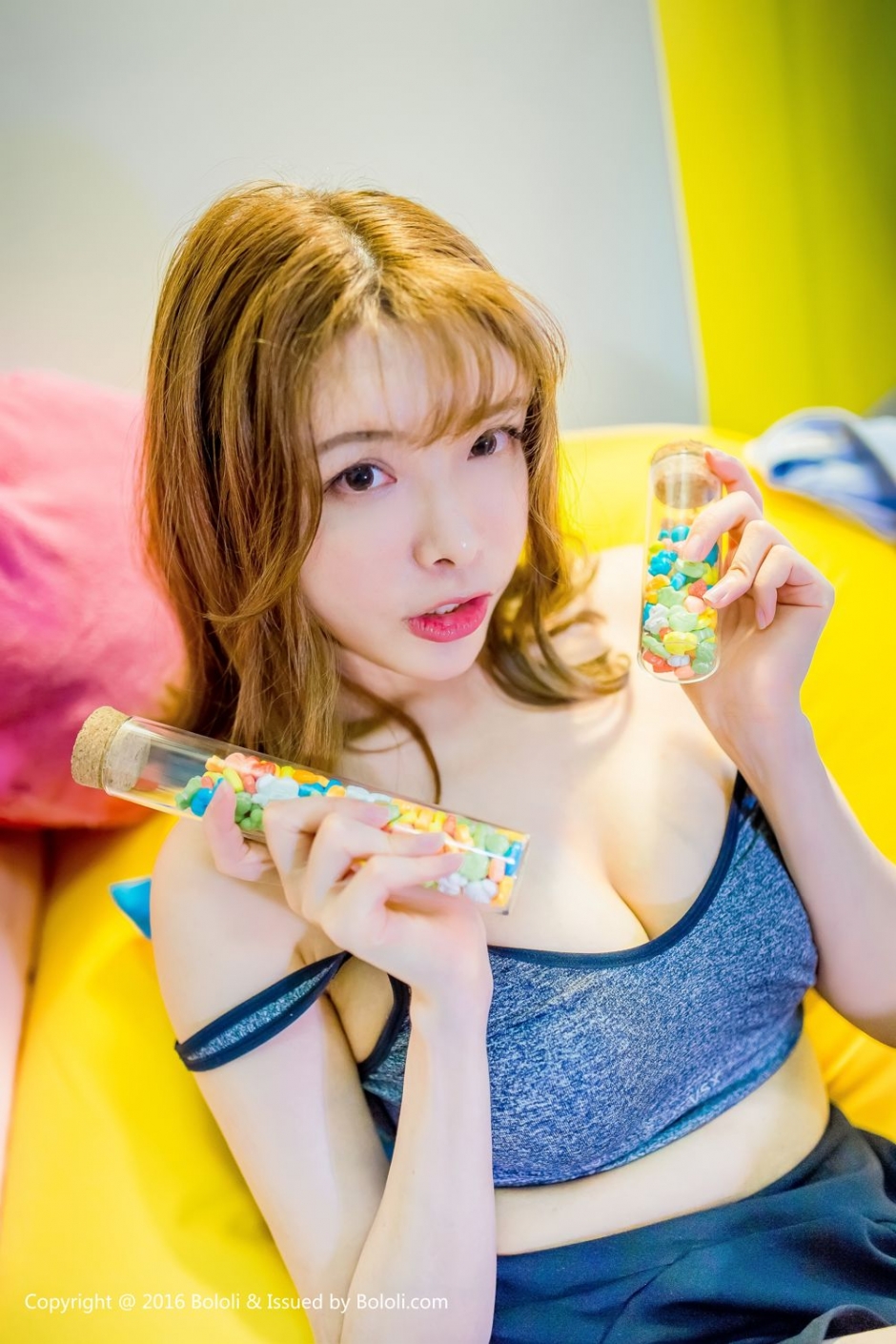 波萝社童颜巨乳少女夏小秋诱惑私房照